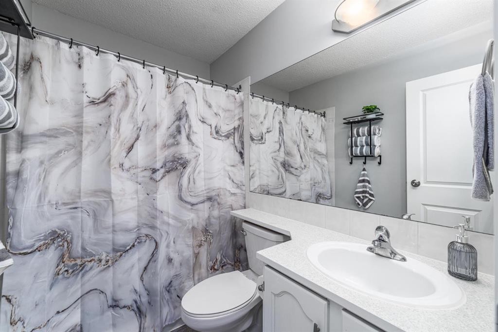 105 Bedford Manor Ne, Calgary, AB - Indoor Photo Showing Bathroom