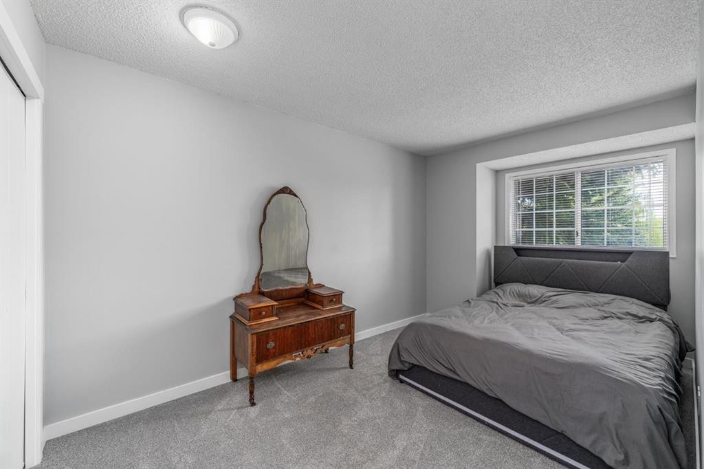 105 Bedford Manor Ne, Calgary, AB - Indoor Photo Showing Bedroom