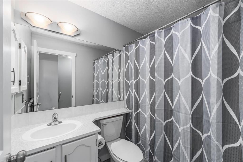 105 Bedford Manor Ne, Calgary, AB - Indoor Photo Showing Bathroom