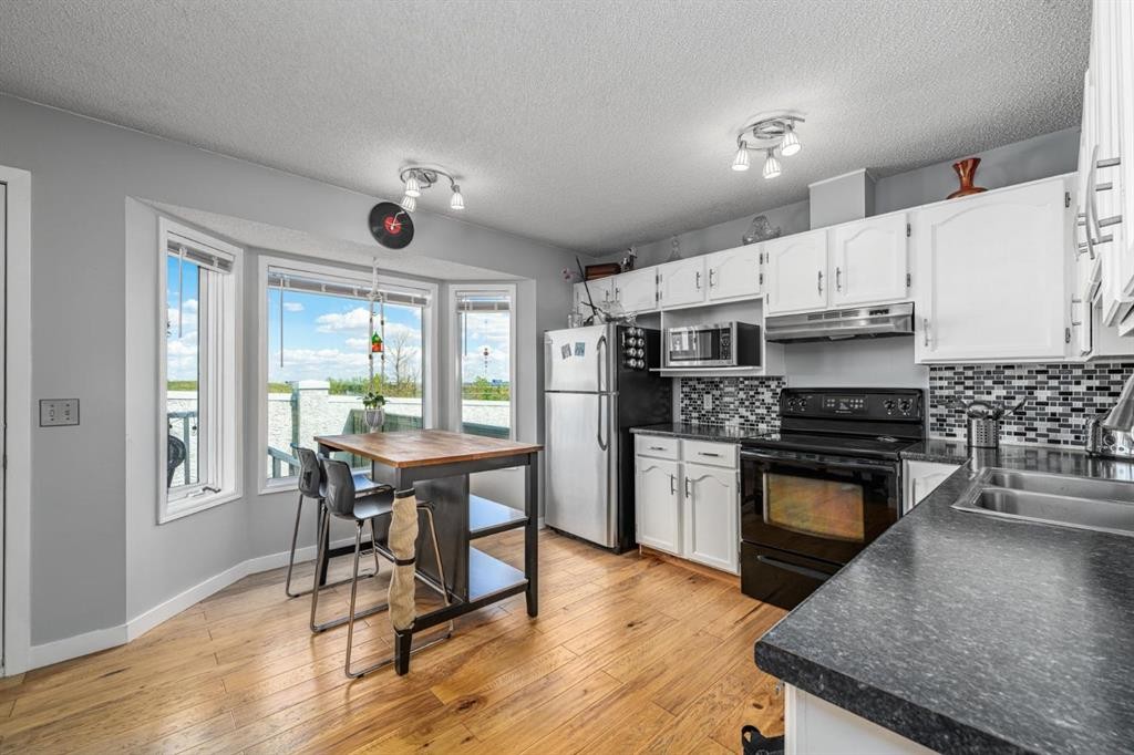 105 Bedford Manor Ne, Calgary, AB - Indoor Photo Showing Kitchen