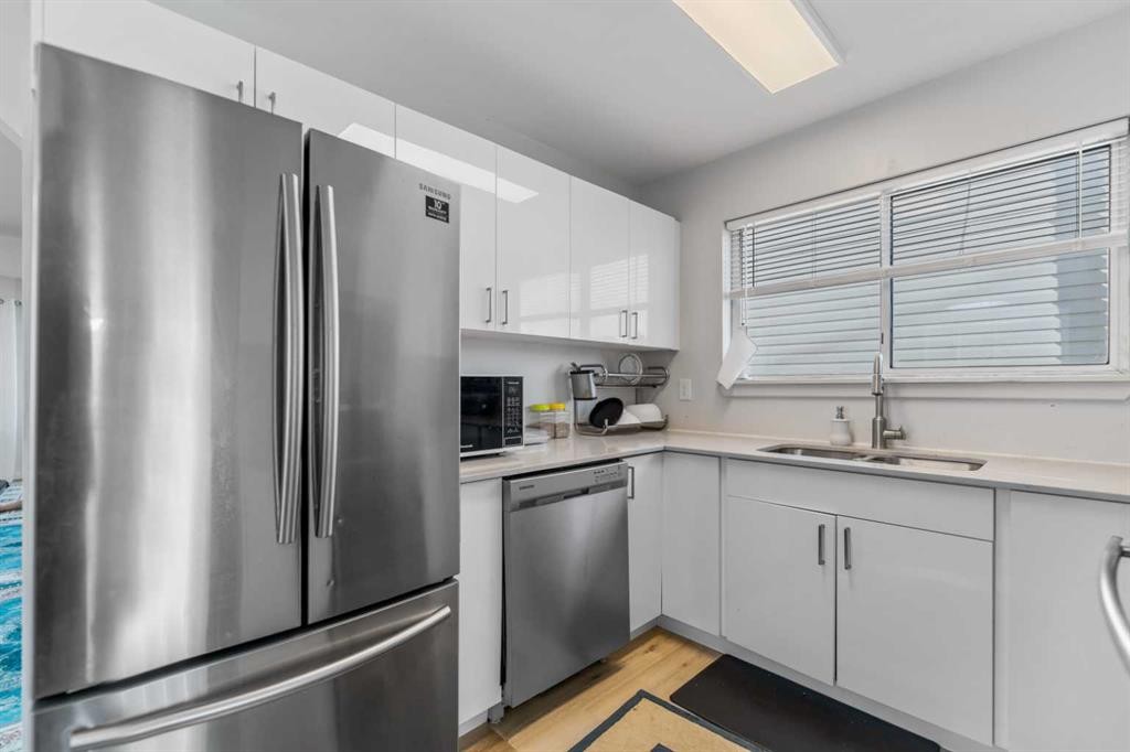 3806 Catalina Boulevard Ne, Calgary, AB - Indoor Photo Showing Kitchen With Double Sink
