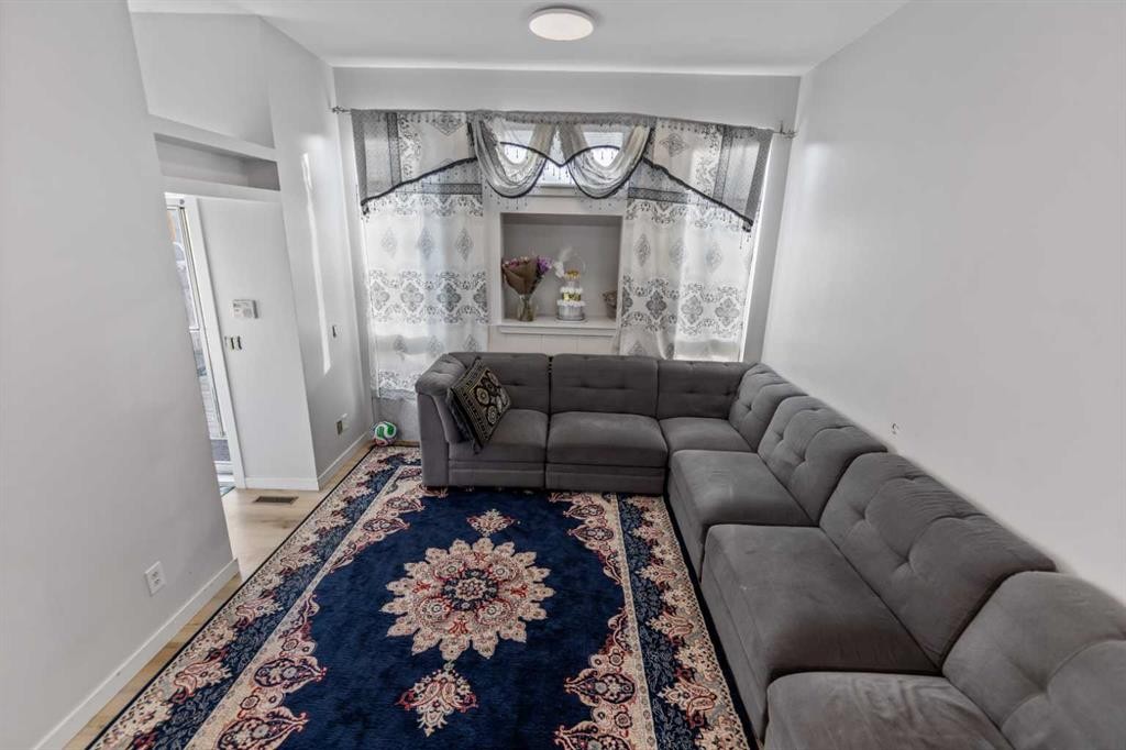 3806 Catalina Boulevard Ne, Calgary, AB - Indoor Photo Showing Living Room