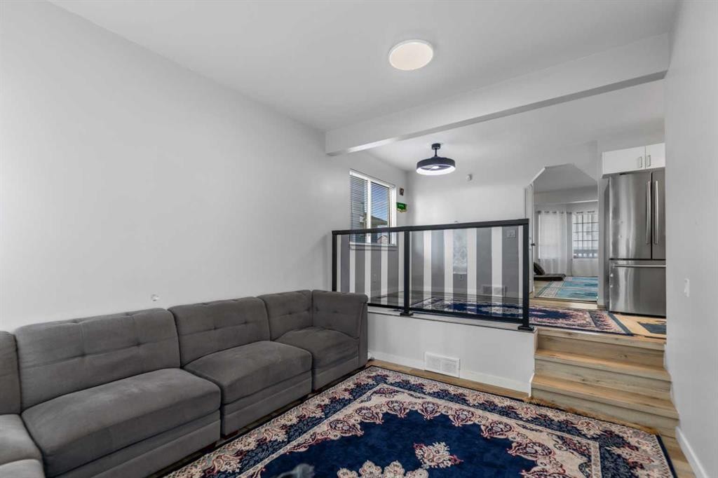 3806 Catalina Boulevard Ne, Calgary, AB - Indoor Photo Showing Living Room