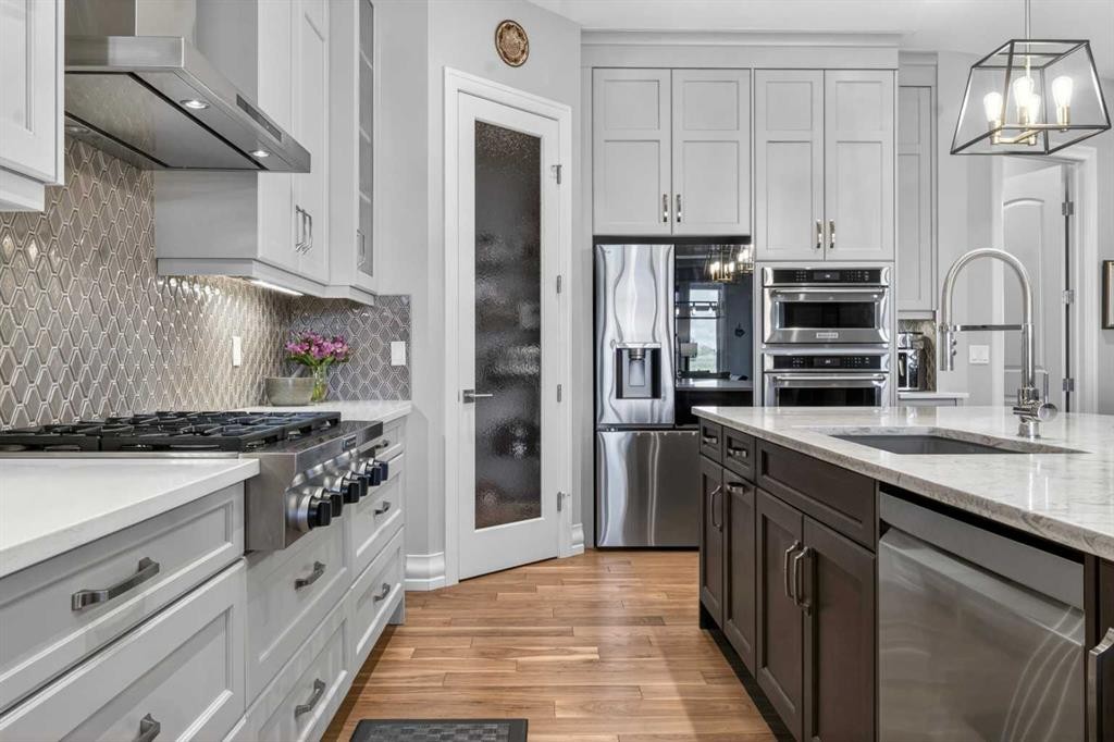 233 Spring Water Close, Heritage Pointe, AB - Indoor Photo Showing Kitchen With Upgraded Kitchen