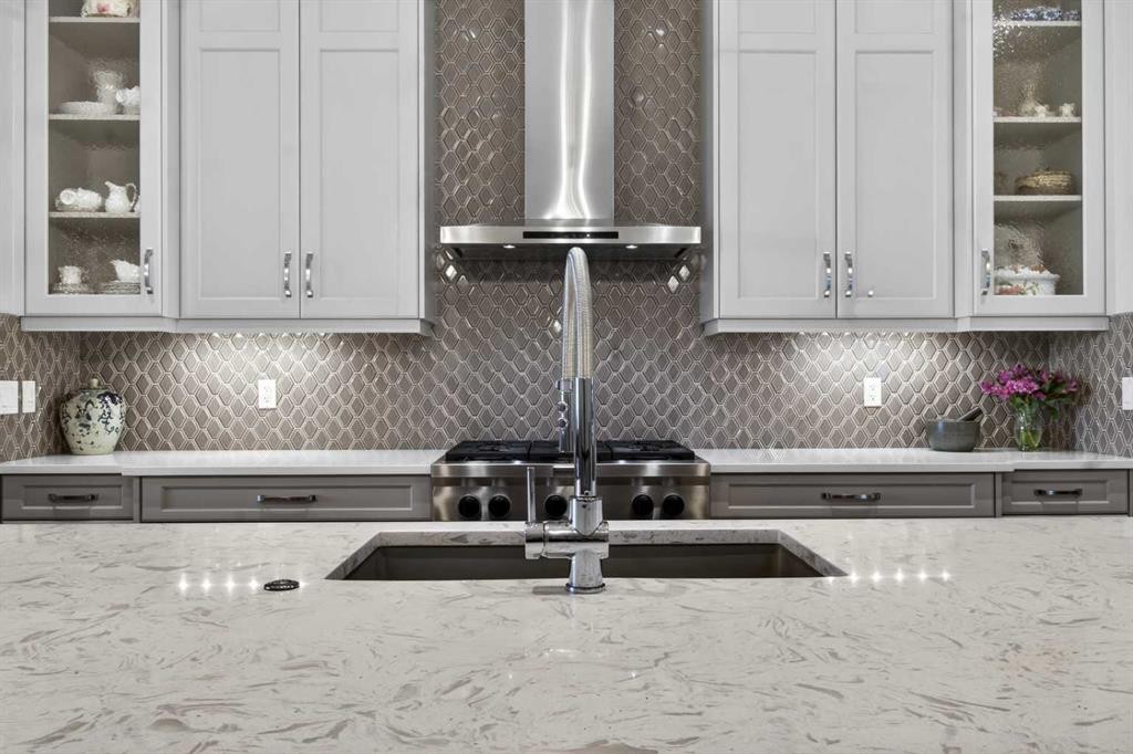 233 Spring Water Close, Heritage Pointe, AB - Indoor Photo Showing Kitchen With Upgraded Kitchen