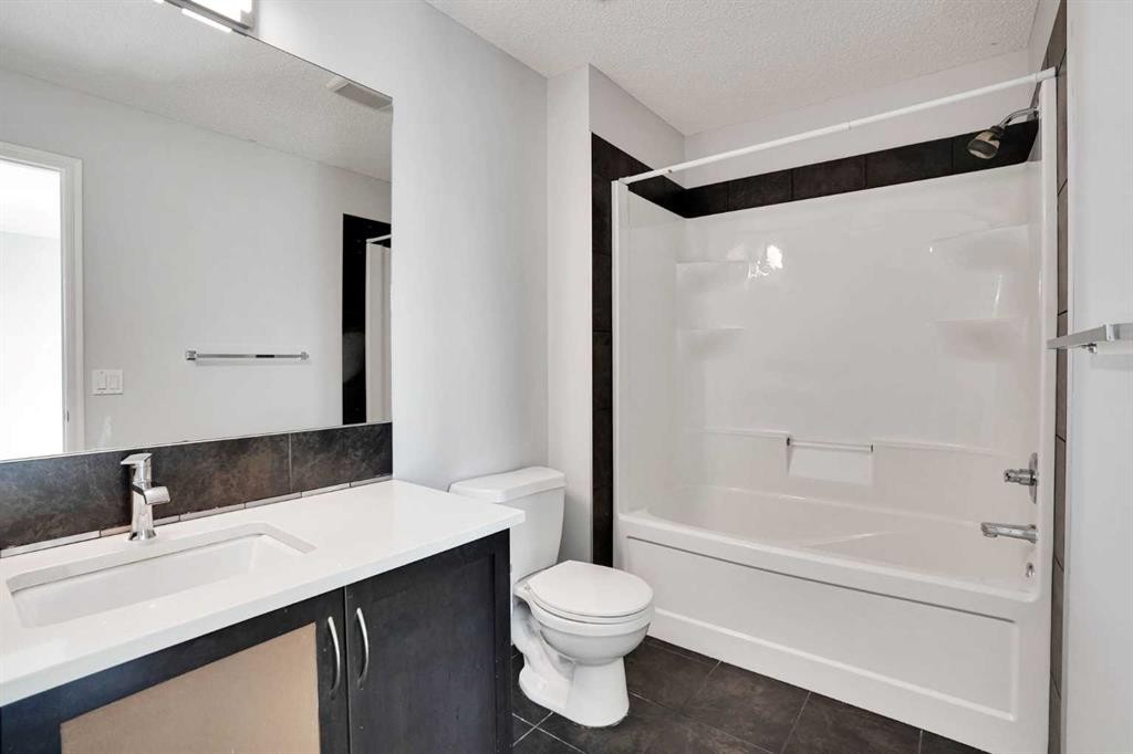 173 Skyview Springs Crescent Ne, Calgary, AB - Indoor Photo Showing Bathroom