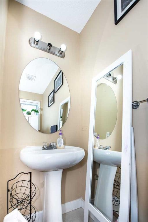 45 Martin Crossing Crescent Ne, Calgary, AB - Indoor Photo Showing Bathroom