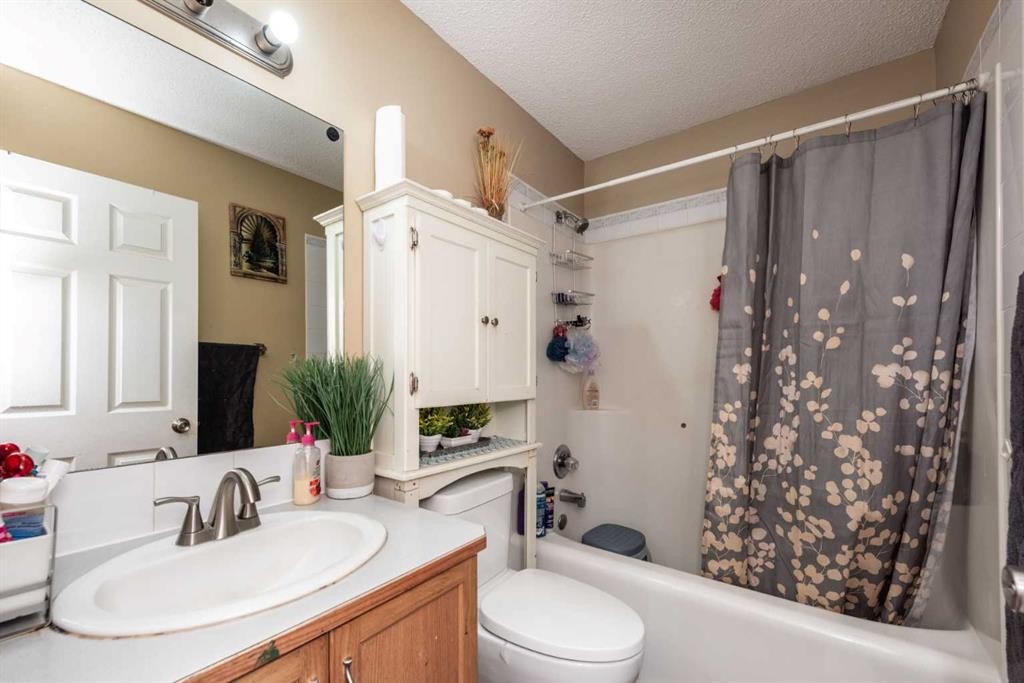 45 Martin Crossing Crescent Ne, Calgary, AB - Indoor Photo Showing Bathroom