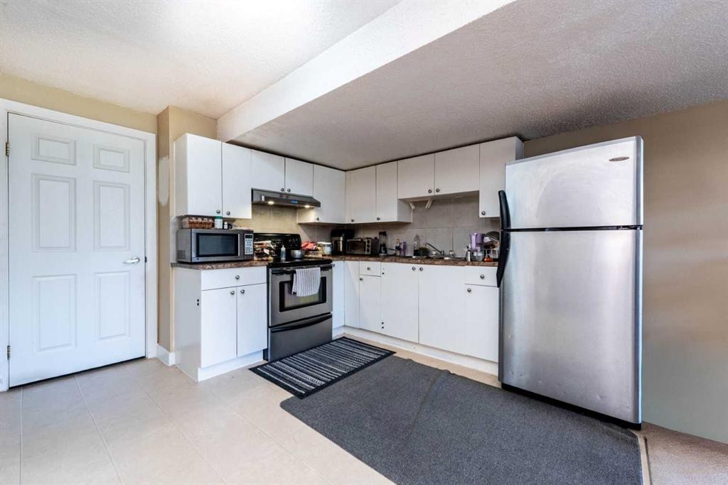 45 Martin Crossing Crescent Ne, Calgary, AB - Indoor Photo Showing Kitchen