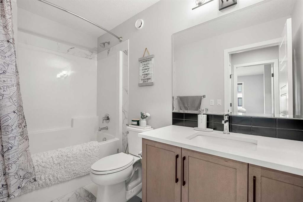 353 Seton Villas Se, Calgary, AB - Indoor Photo Showing Bathroom