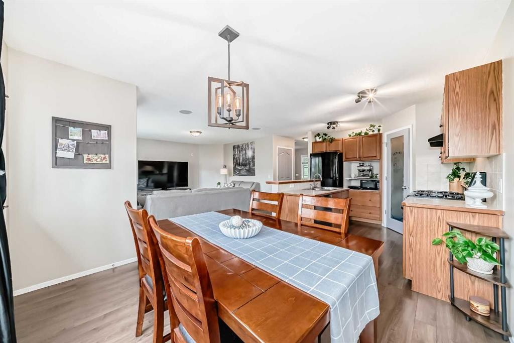 208 Stonegate Crescent Nw, Airdrie, AB - Indoor Photo Showing Dining Room