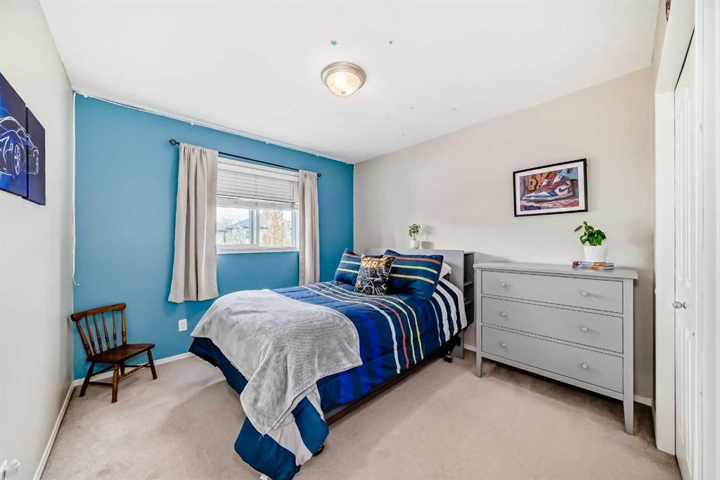 208 Stonegate Crescent Nw, Airdrie, AB - Indoor Photo Showing Bedroom