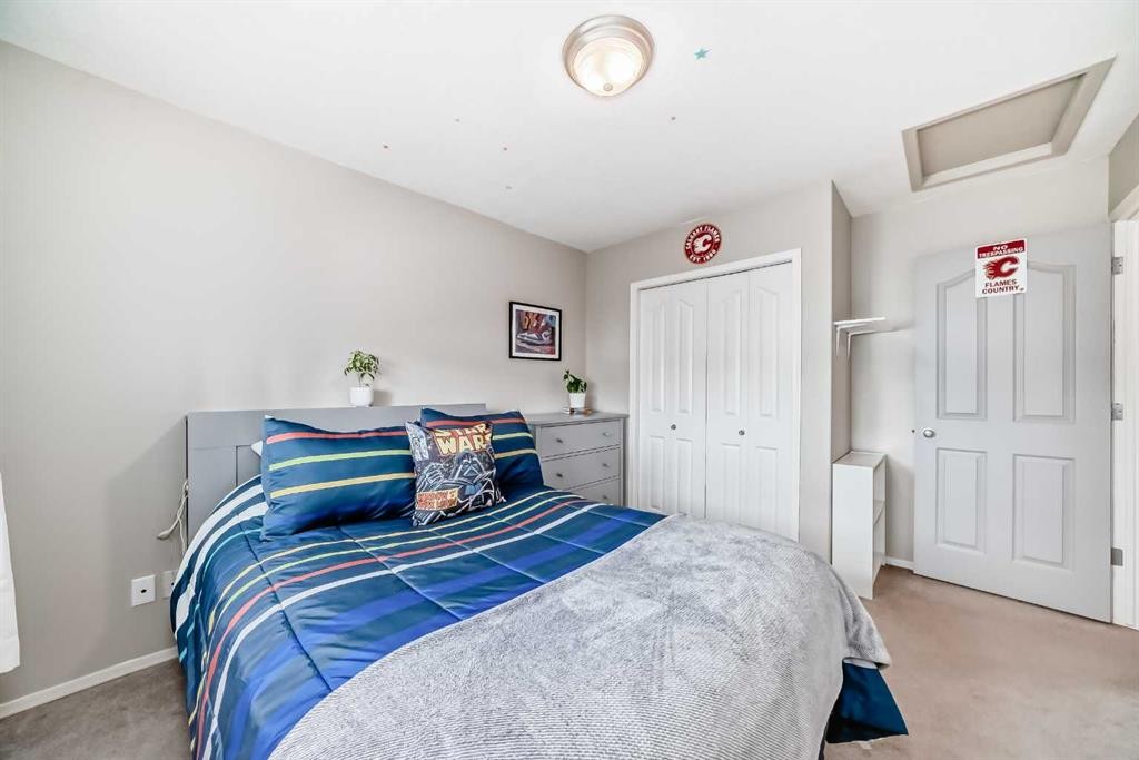 208 Stonegate Crescent Nw, Airdrie, AB - Indoor Photo Showing Bedroom