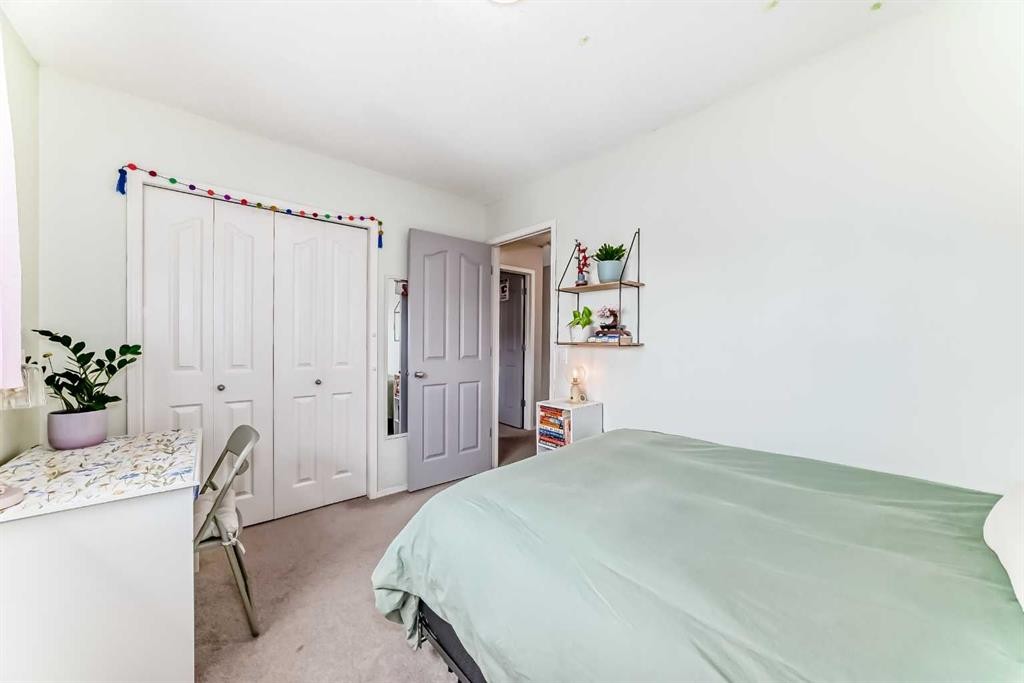 208 Stonegate Crescent Nw, Airdrie, AB - Indoor Photo Showing Bedroom