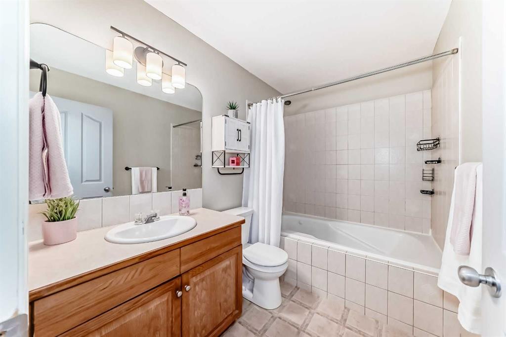 208 Stonegate Crescent Nw, Airdrie, AB - Indoor Photo Showing Bathroom
