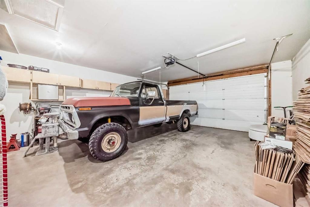 208 Stonegate Crescent Nw, Airdrie, AB - Indoor Photo Showing Garage