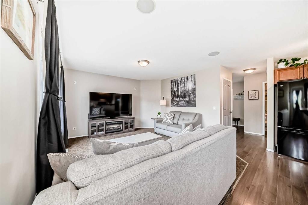 208 Stonegate Crescent Nw, Airdrie, AB - Indoor Photo Showing Living Room