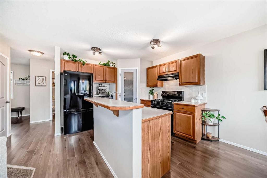 208 Stonegate Crescent Nw, Airdrie, AB - Indoor Photo Showing Kitchen