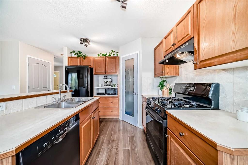 208 Stonegate Crescent Nw, Airdrie, AB - Indoor Photo Showing Kitchen With Double Sink