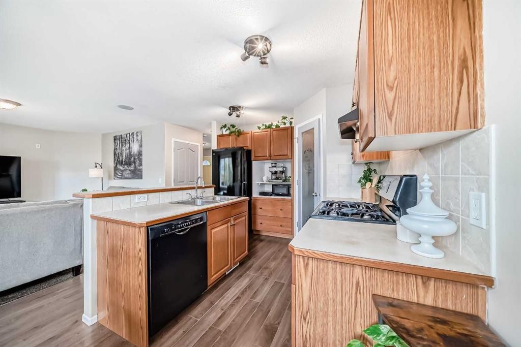 208 Stonegate Crescent Nw, Airdrie, AB - Indoor Photo Showing Kitchen