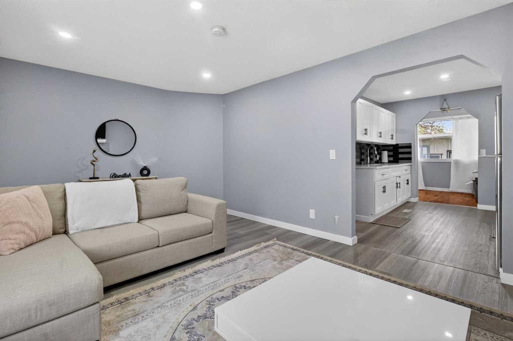 2414 27 Street Se, Calgary, AB - Indoor