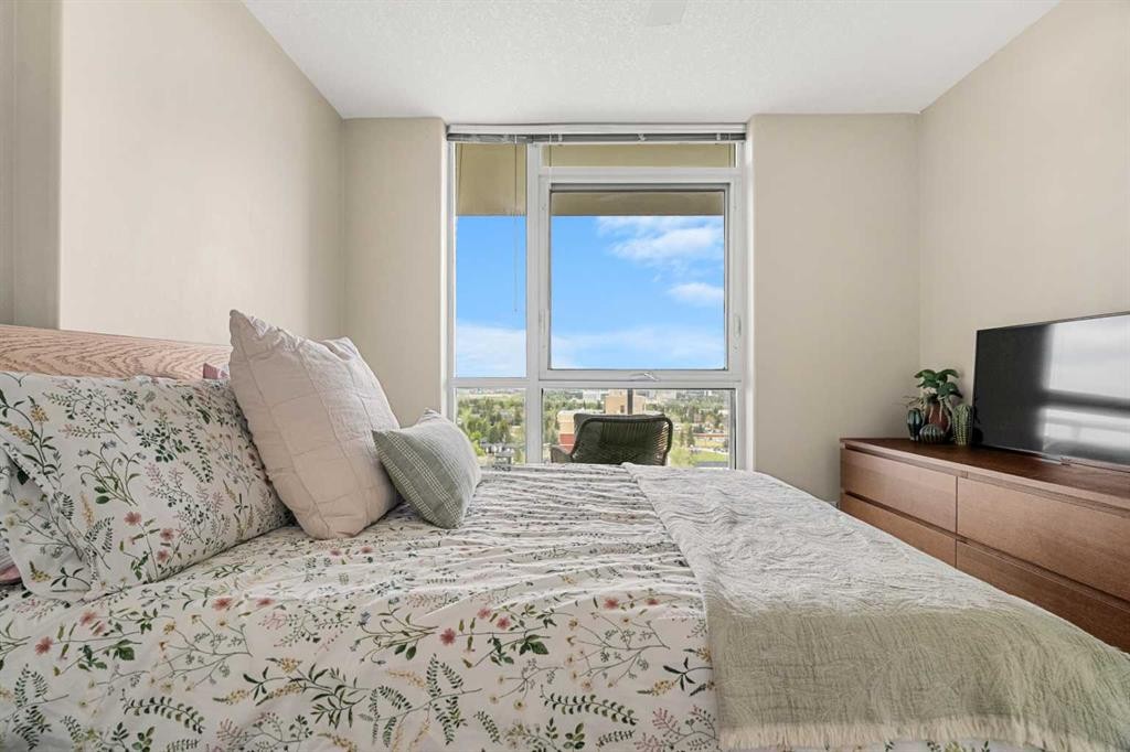 1808-55 Spruce Place Sw, Calgary, AB - Indoor Photo Showing Bedroom