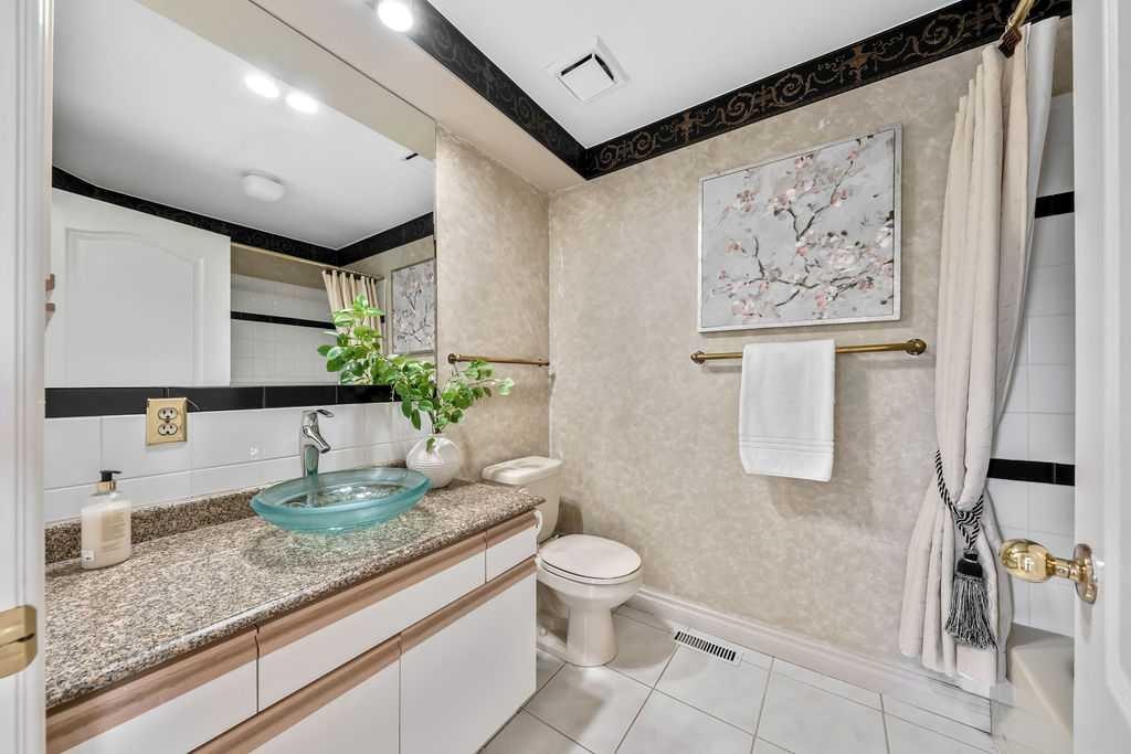 251018 Tower Ridge Estates, Rural Rocky View County, AB - Indoor Photo Showing Bathroom