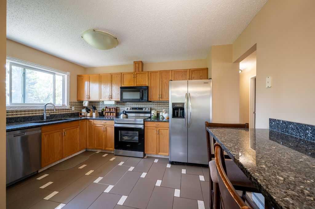139 Maitland Road Ne, Calgary, AB - Indoor Photo Showing Kitchen