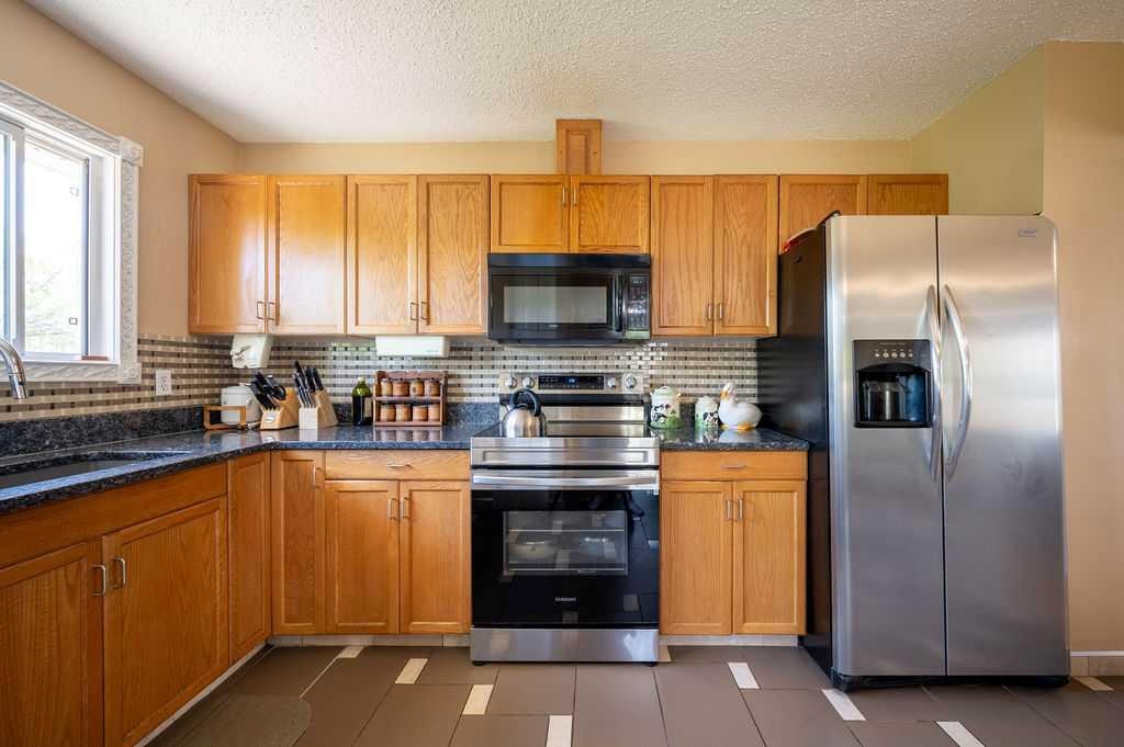 139 Maitland Road Ne, Calgary, AB - Indoor Photo Showing Kitchen
