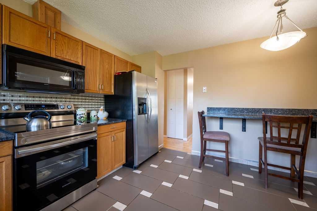 139 Maitland Road Ne, Calgary, AB - Indoor Photo Showing Kitchen