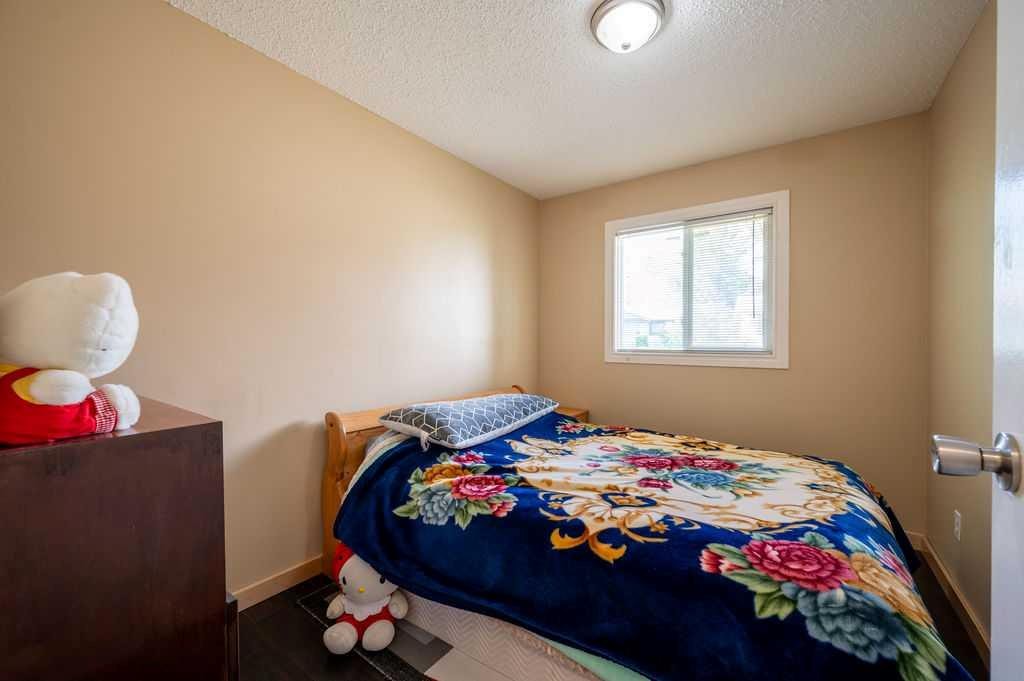 139 Maitland Road Ne, Calgary, AB - Indoor Photo Showing Bedroom