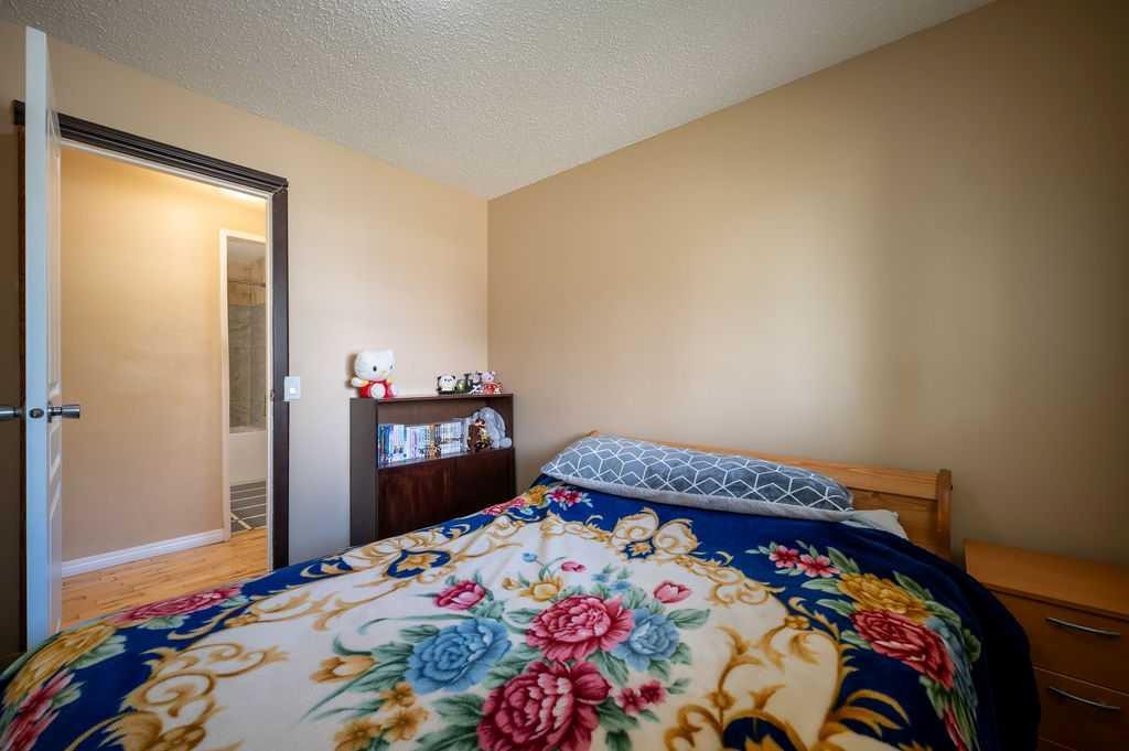 139 Maitland Road Ne, Calgary, AB - Indoor Photo Showing Bedroom