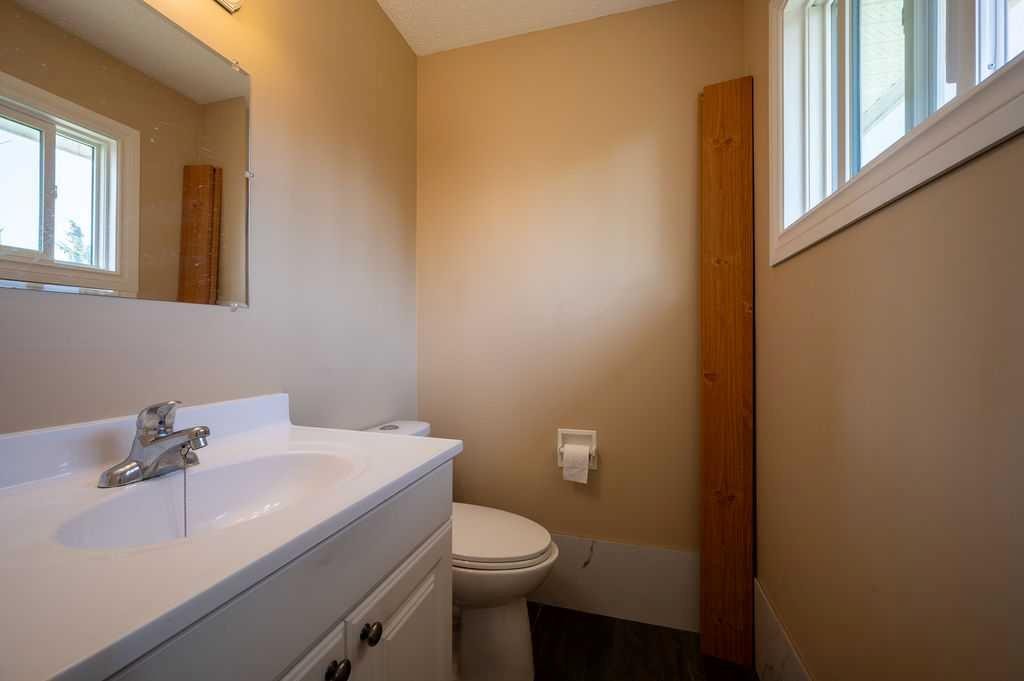 139 Maitland Road Ne, Calgary, AB - Indoor Photo Showing Bathroom