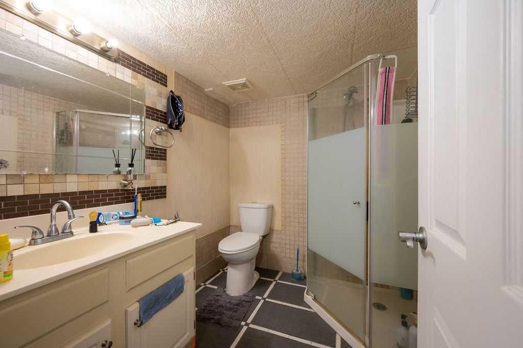 139 Maitland Road Ne, Calgary, AB - Indoor Photo Showing Bathroom