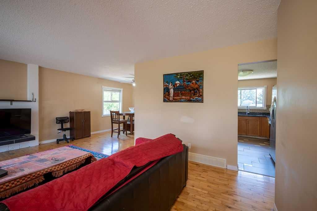 139 Maitland Road Ne, Calgary, AB - Indoor Photo Showing Living Room