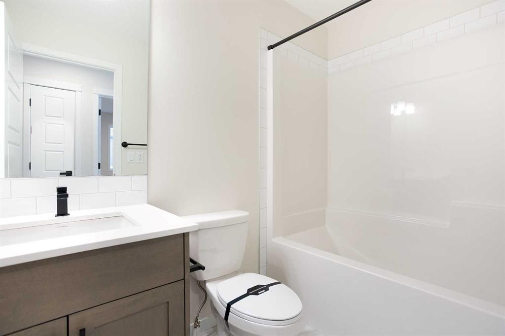 53 Creekside Passage Sw, Calgary, AB - Indoor Photo Showing Bathroom