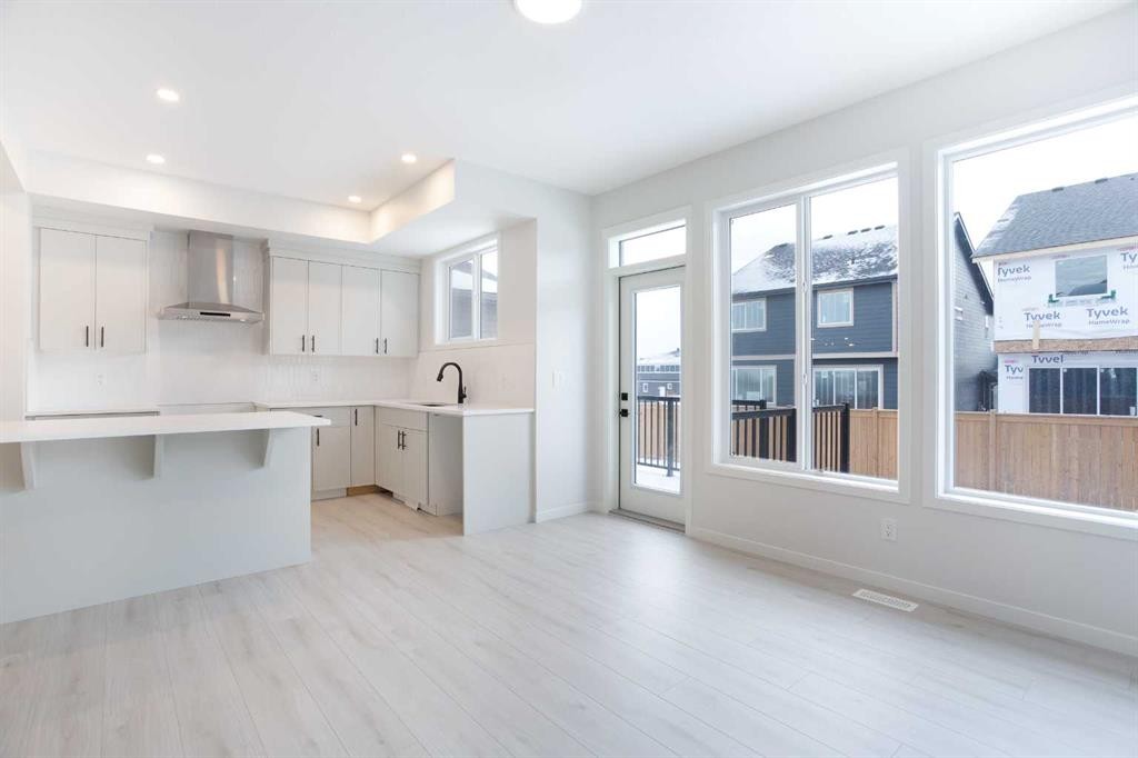 49 Creekside Passage Sw, Calgary, AB - Indoor Photo Showing Kitchen