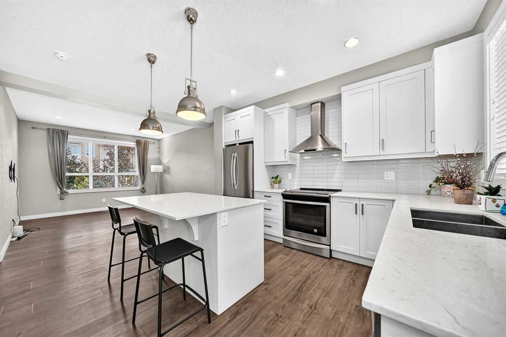 125 Walgrove Cove Se, Calgary, AB - Indoor Photo Showing Kitchen With Double Sink With Upgraded Kitchen