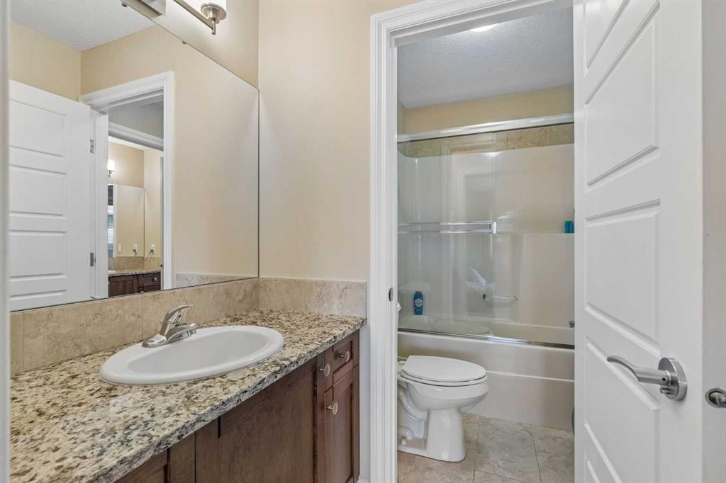280 Rainbow Falls Way, Chestermere, AB - Indoor Photo Showing Bathroom