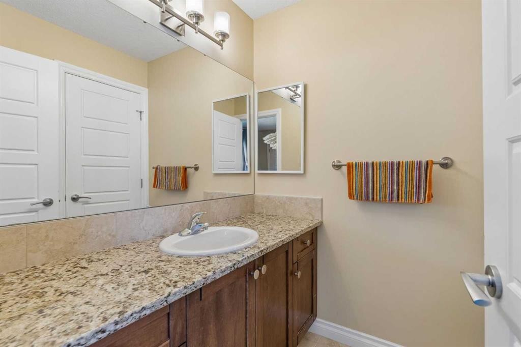 280 Rainbow Falls Way, Chestermere, AB - Indoor Photo Showing Bathroom