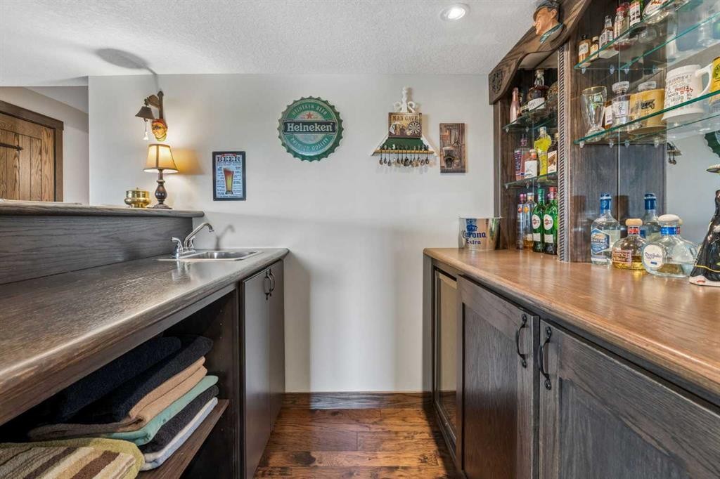 280 Rainbow Falls Way, Chestermere, AB - Indoor Photo Showing Kitchen