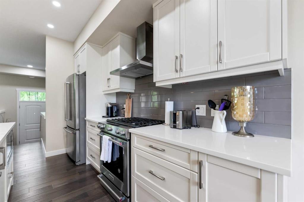 165 Cranbrook Villas Se, Calgary, AB - Indoor Photo Showing Kitchen With Stainless Steel Kitchen With Upgraded Kitchen