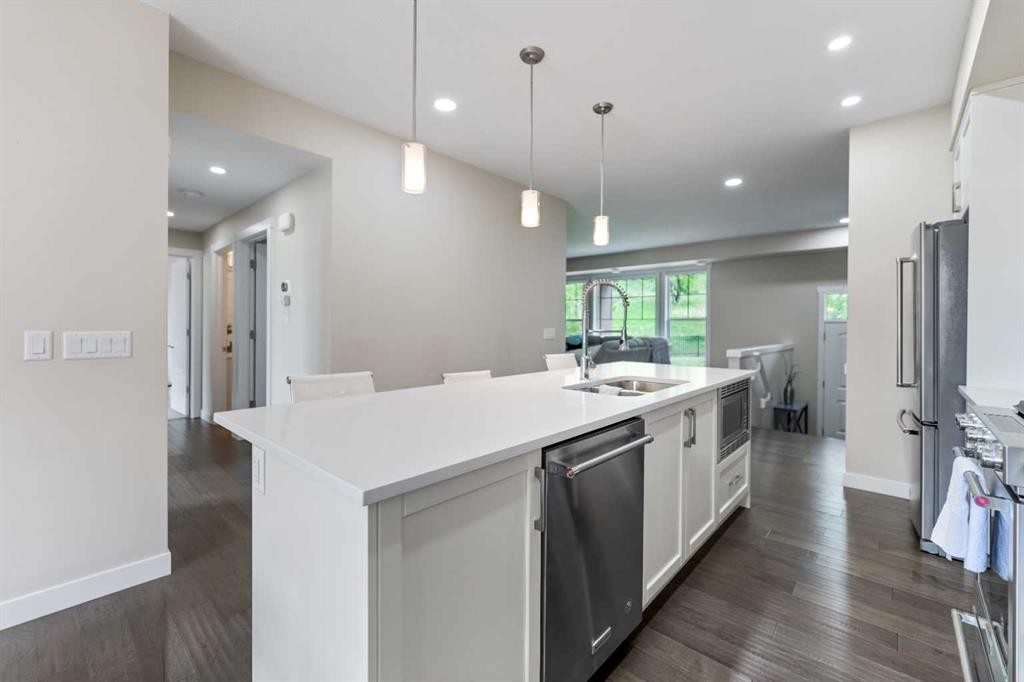 165 Cranbrook Villas Se, Calgary, AB - Indoor Photo Showing Kitchen With Upgraded Kitchen
