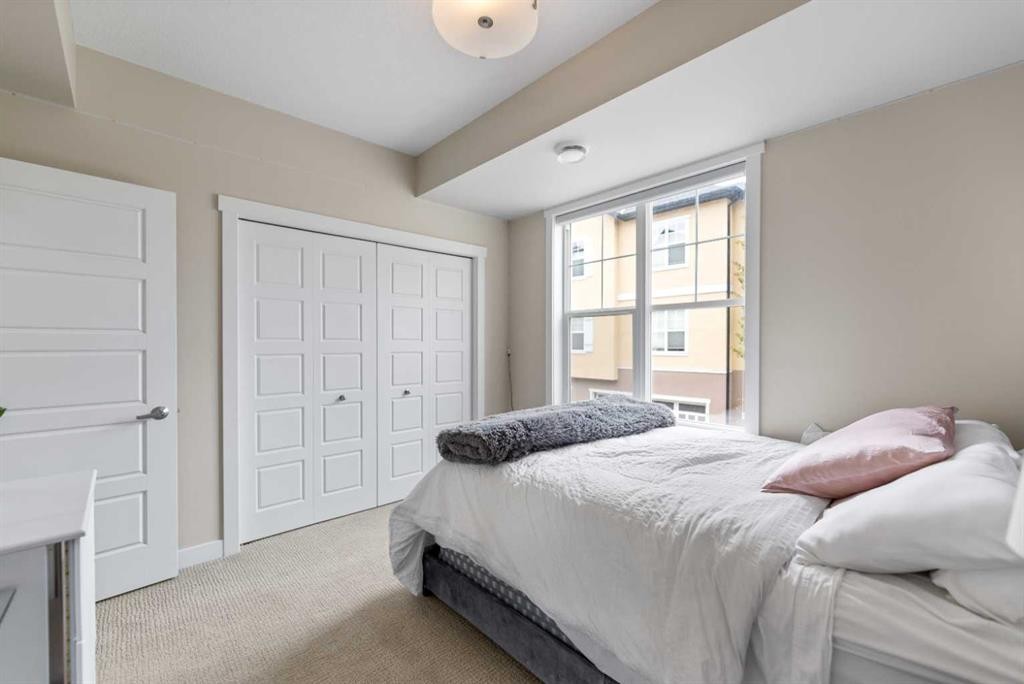 165 Cranbrook Villas Se, Calgary, AB - Indoor Photo Showing Bedroom