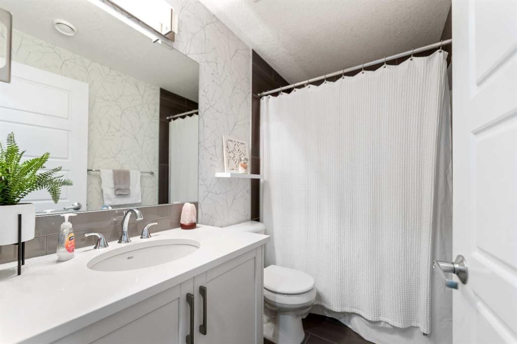 165 Cranbrook Villas Se, Calgary, AB - Indoor Photo Showing Bathroom