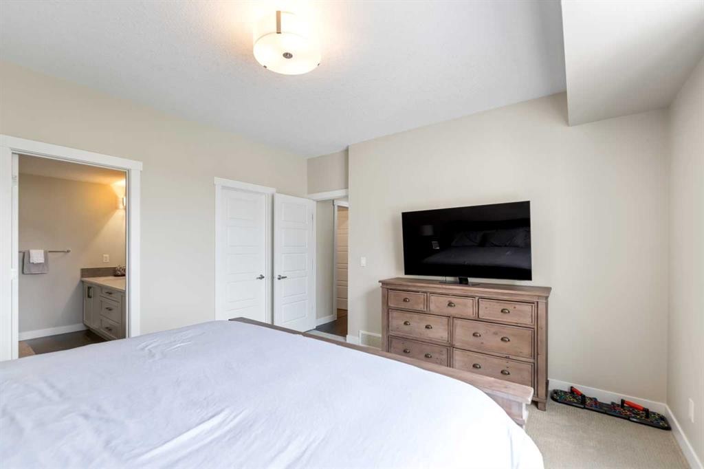 165 Cranbrook Villas Se, Calgary, AB - Indoor Photo Showing Bedroom