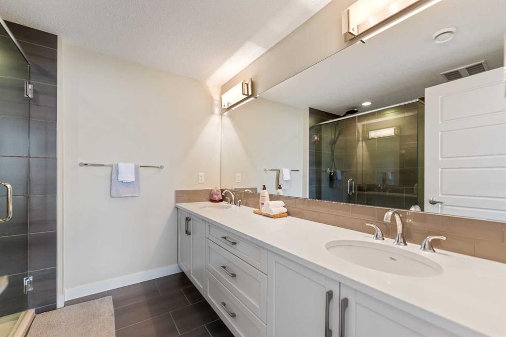 165 Cranbrook Villas Se, Calgary, AB - Indoor Photo Showing Bathroom