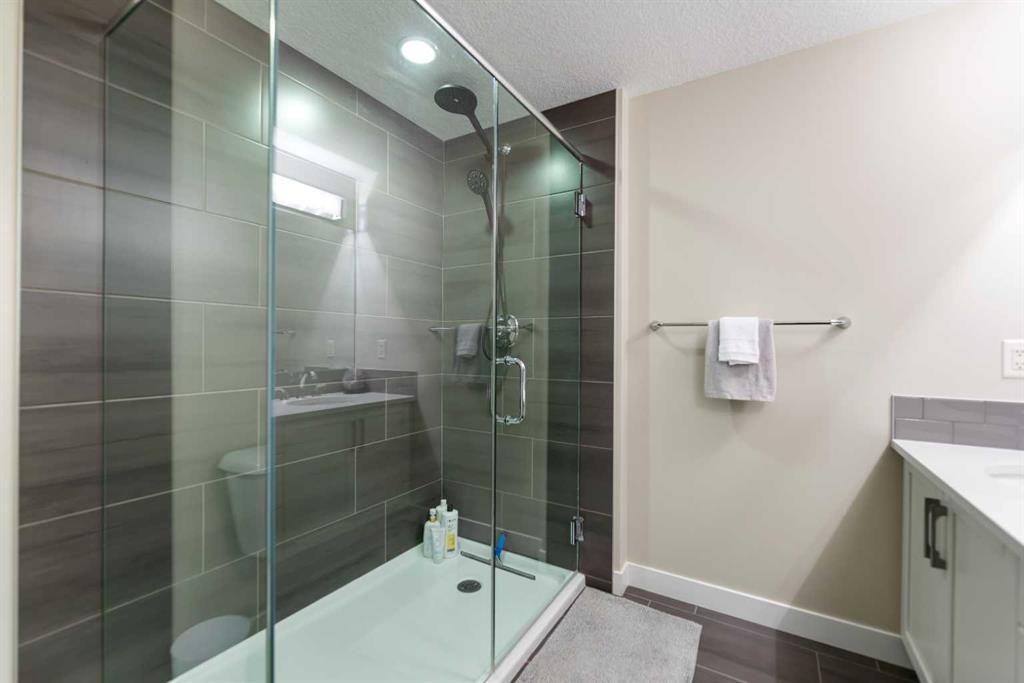 165 Cranbrook Villas Se, Calgary, AB - Indoor Photo Showing Bathroom