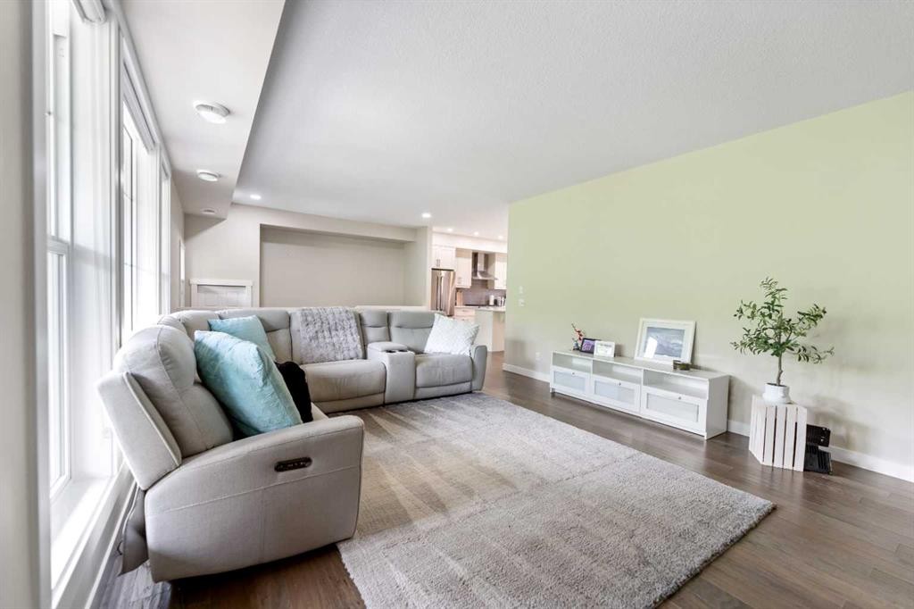 165 Cranbrook Villas Se, Calgary, AB - Indoor Photo Showing Living Room
