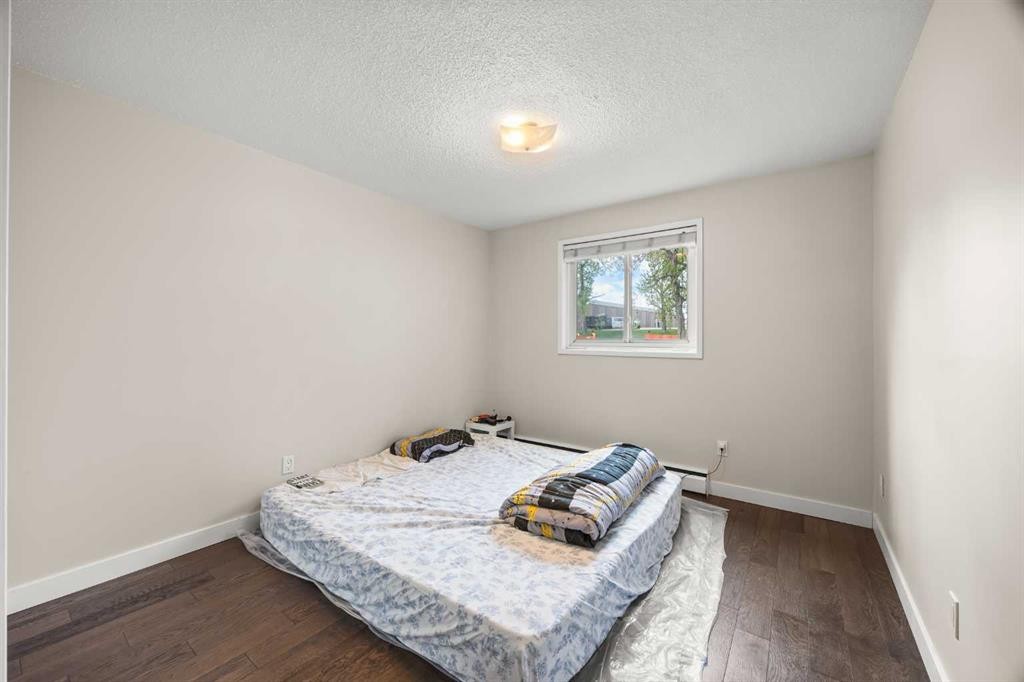 101-3103 Blakiston Drive Nw, Calgary, AB - Indoor Photo Showing Bedroom